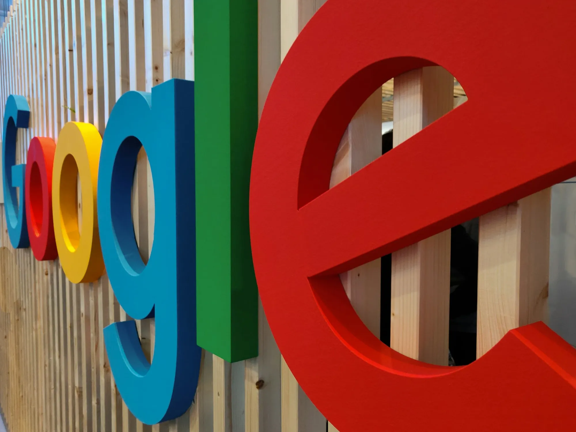 Google-Apple Search Deal Survives Antitrust Challenge, Paving Way for AI Collaboration
