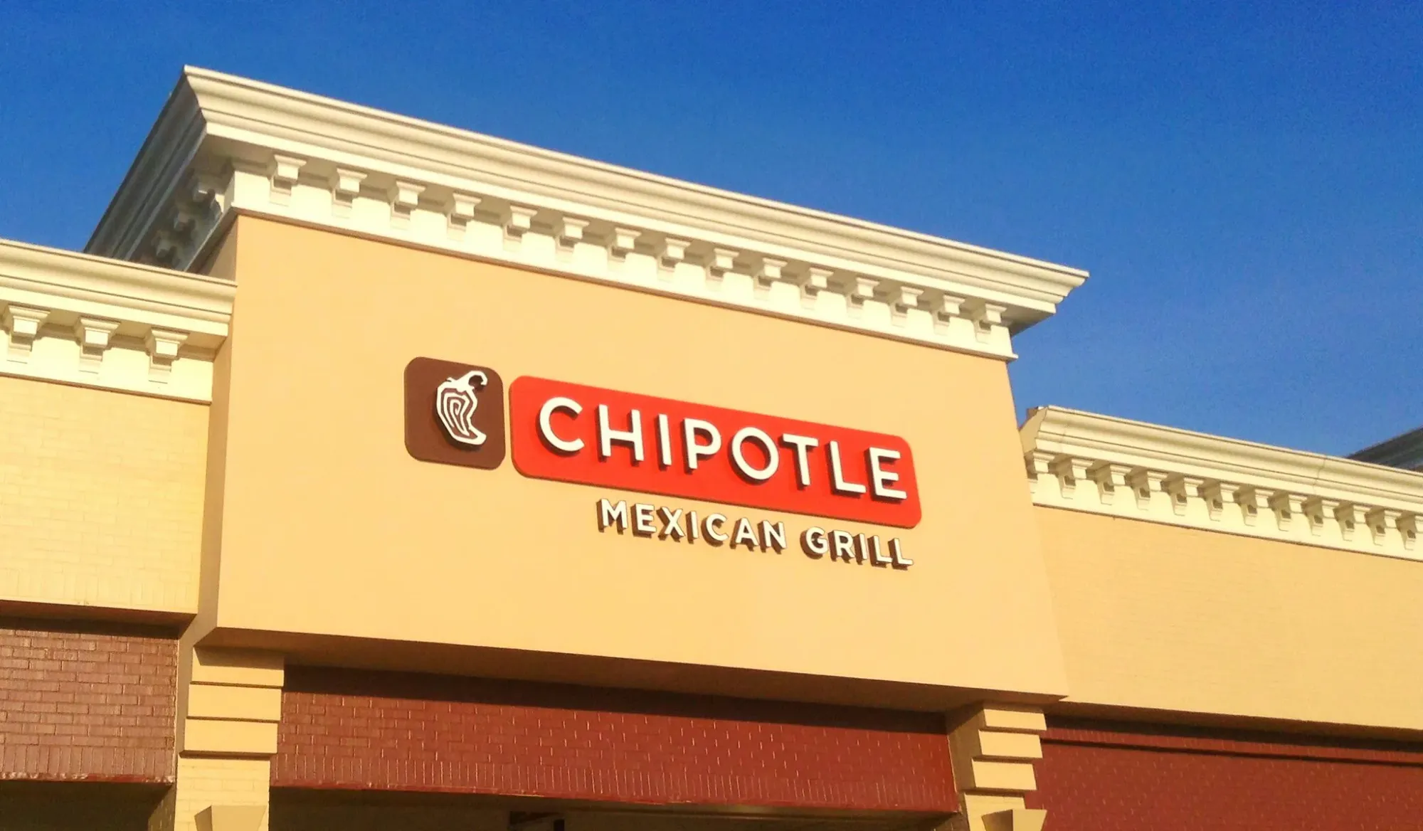 Chipotle Cuts 2025 Forecast as Diners Tighten Belts Amid Rising Costs