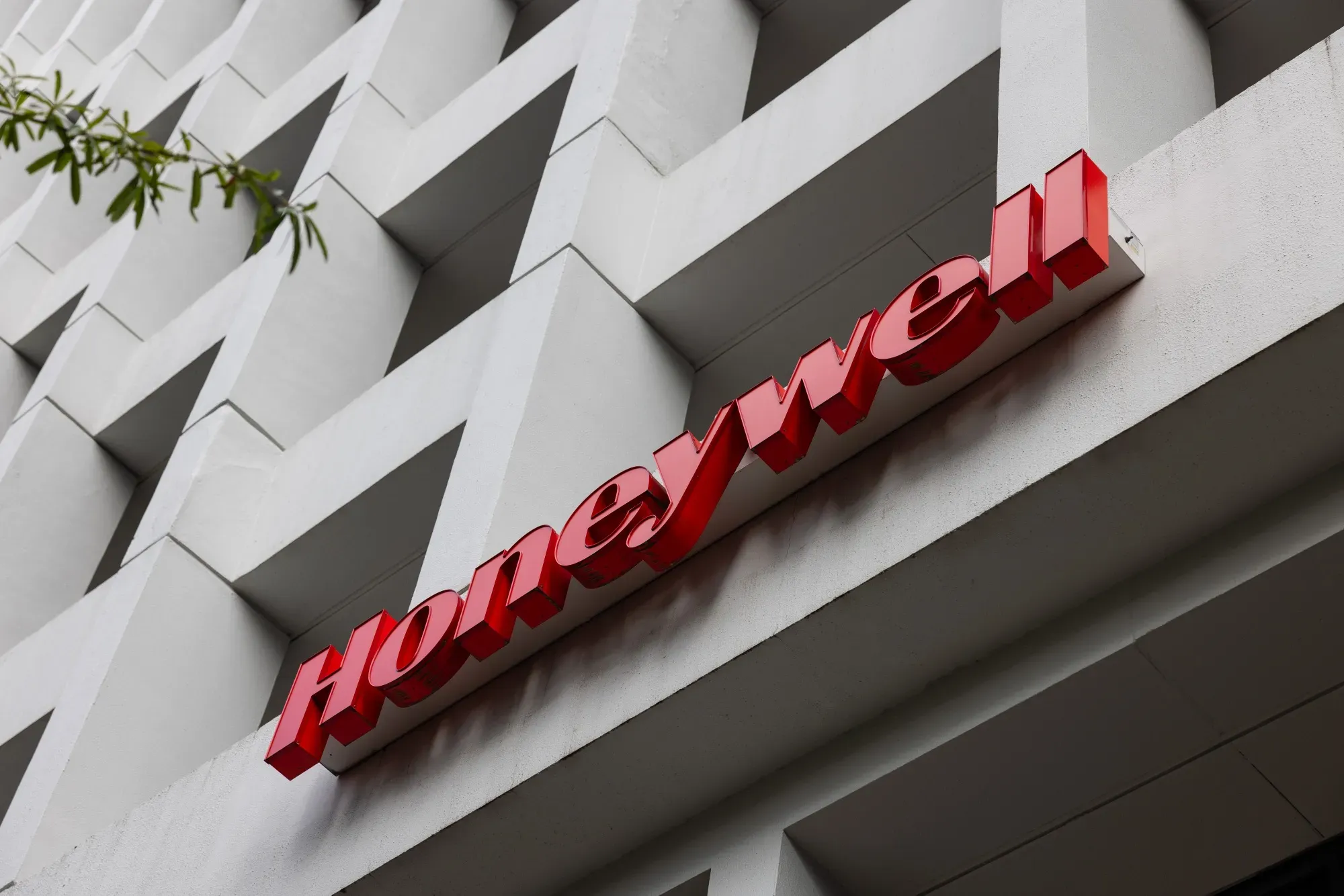 BofA Downgrades Honeywell Amid Reorganization Challenges