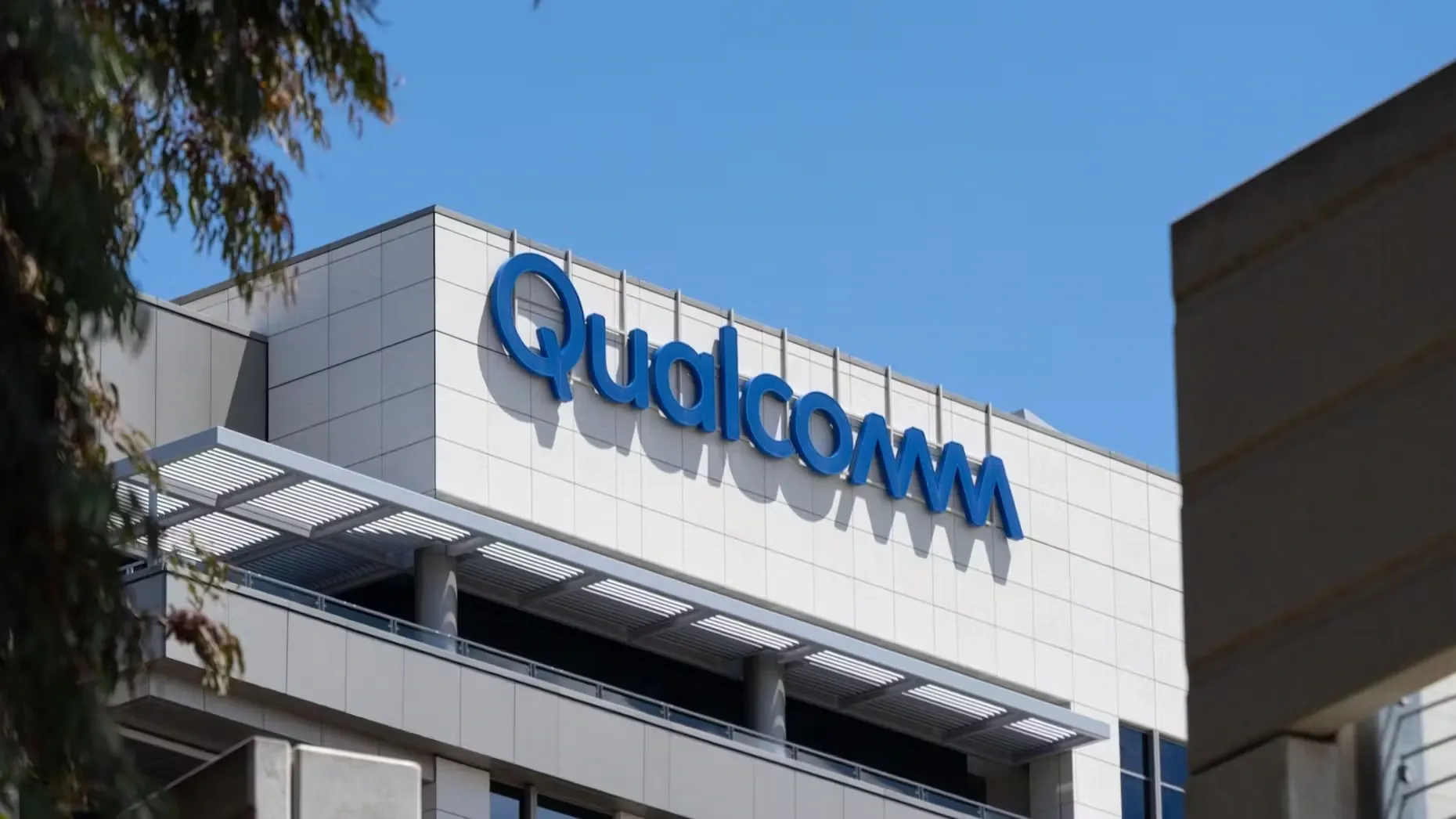 Qualcomm Beats Forecasts with Strong Smartphone Demand and AI Expansion