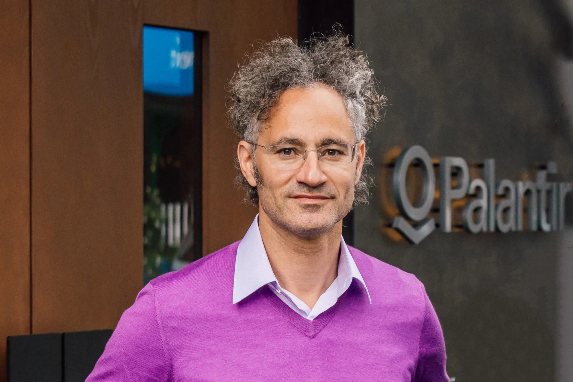 Palantir Lifts Sales Forecast as AI Boom Fuels Record Growth
