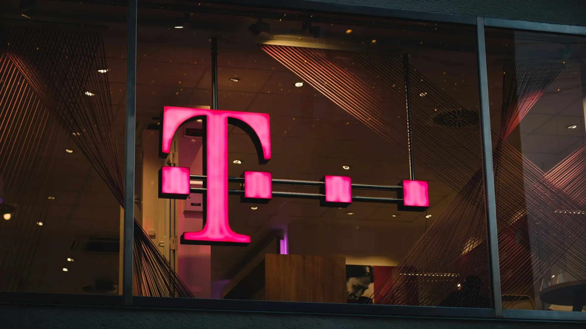 Oppenheimer Downgrades T-Mobile Amid Slower Growth