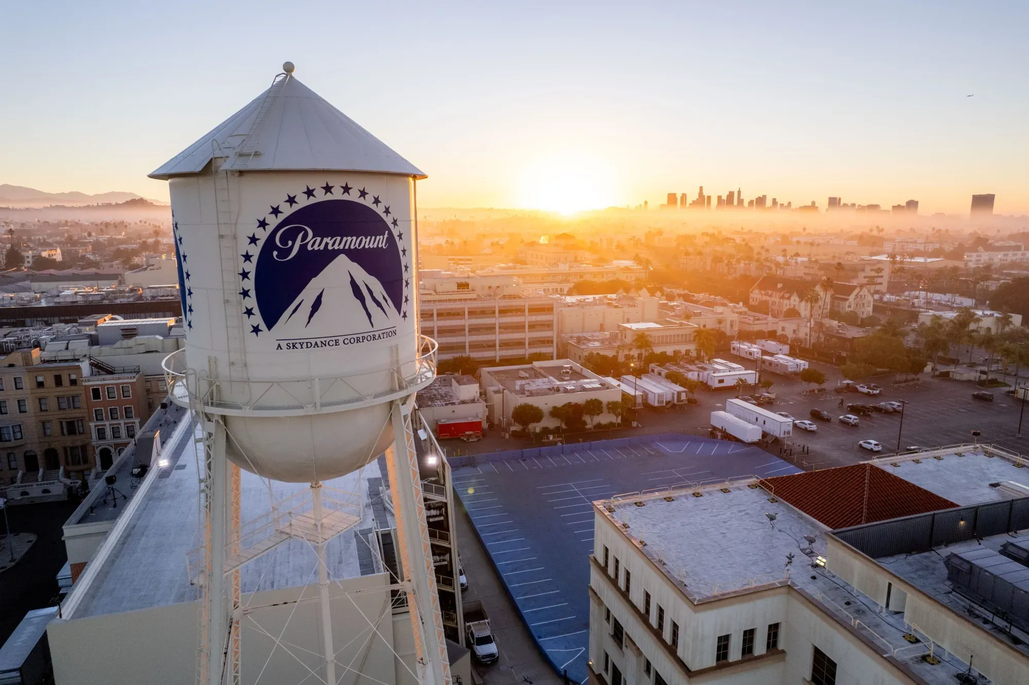 Paramount Launches $30/Share All-Cash Bid for Warner Bros. Discovery