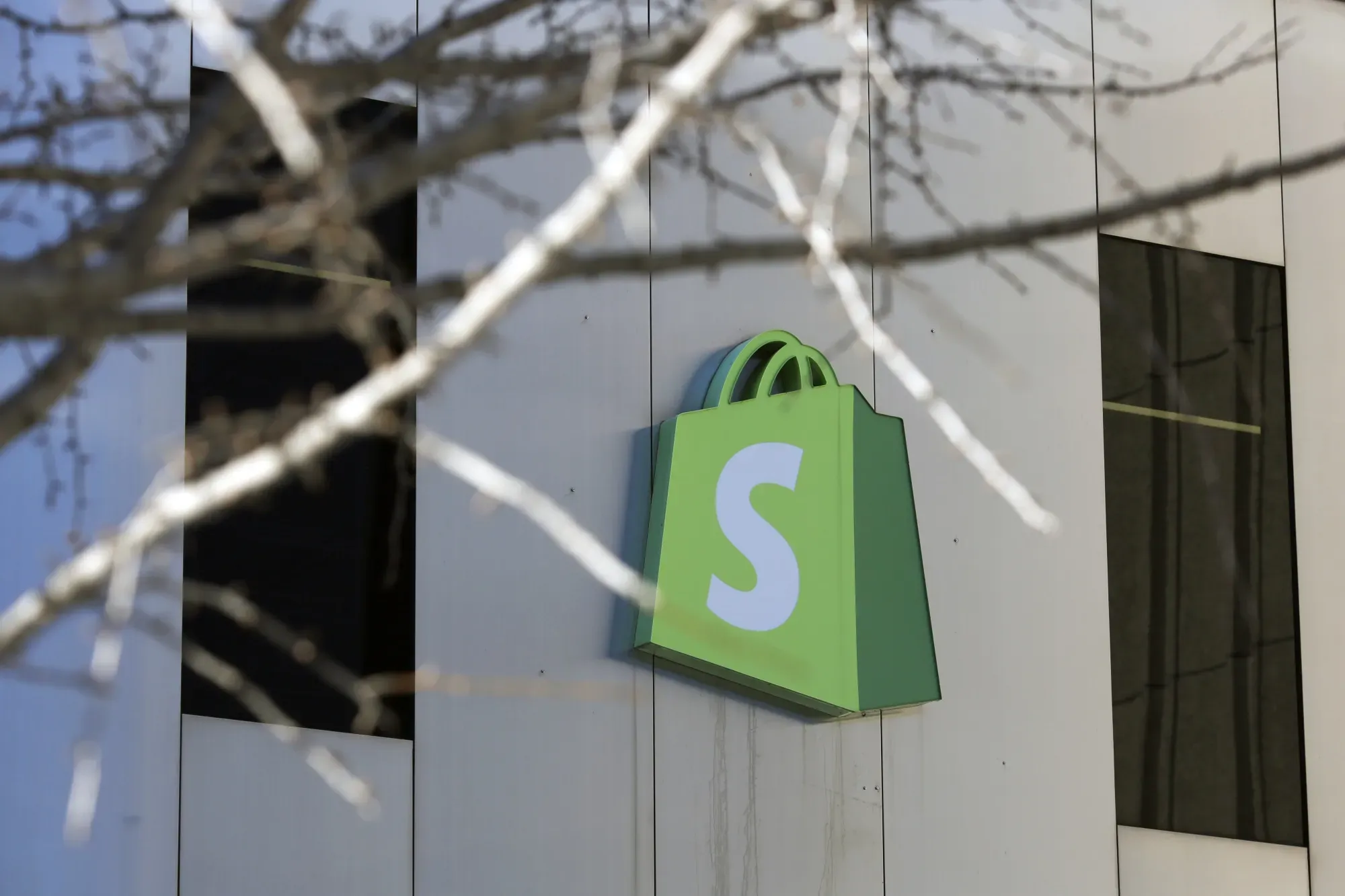 Shopify Shares Drop as POS Access Issues Hit Merchants on Cyber Monday