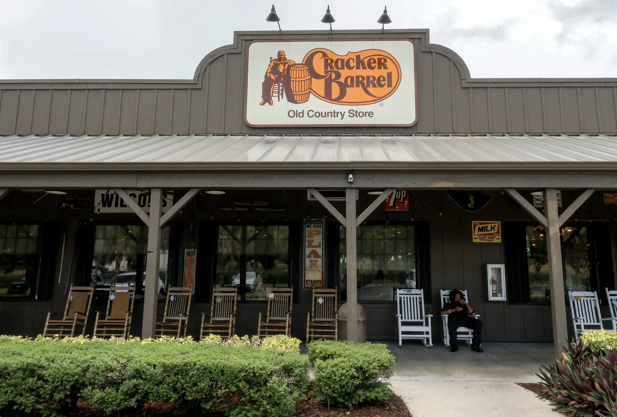 Cracker Barrel Posts Loss Amid Logo Backlash and Sales Decline