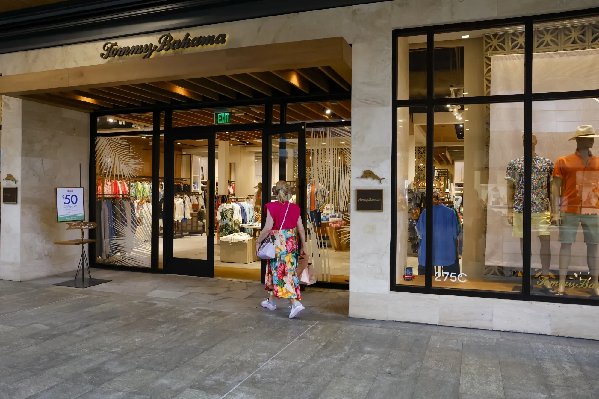 Oxford Industries Slashes Guidance as Holiday Shopping Disappoints