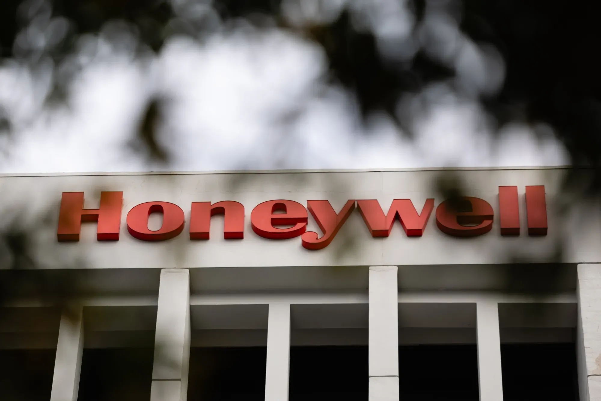 Honeywell Slashes Outlook Amid Spin-Off and Legal Troubles