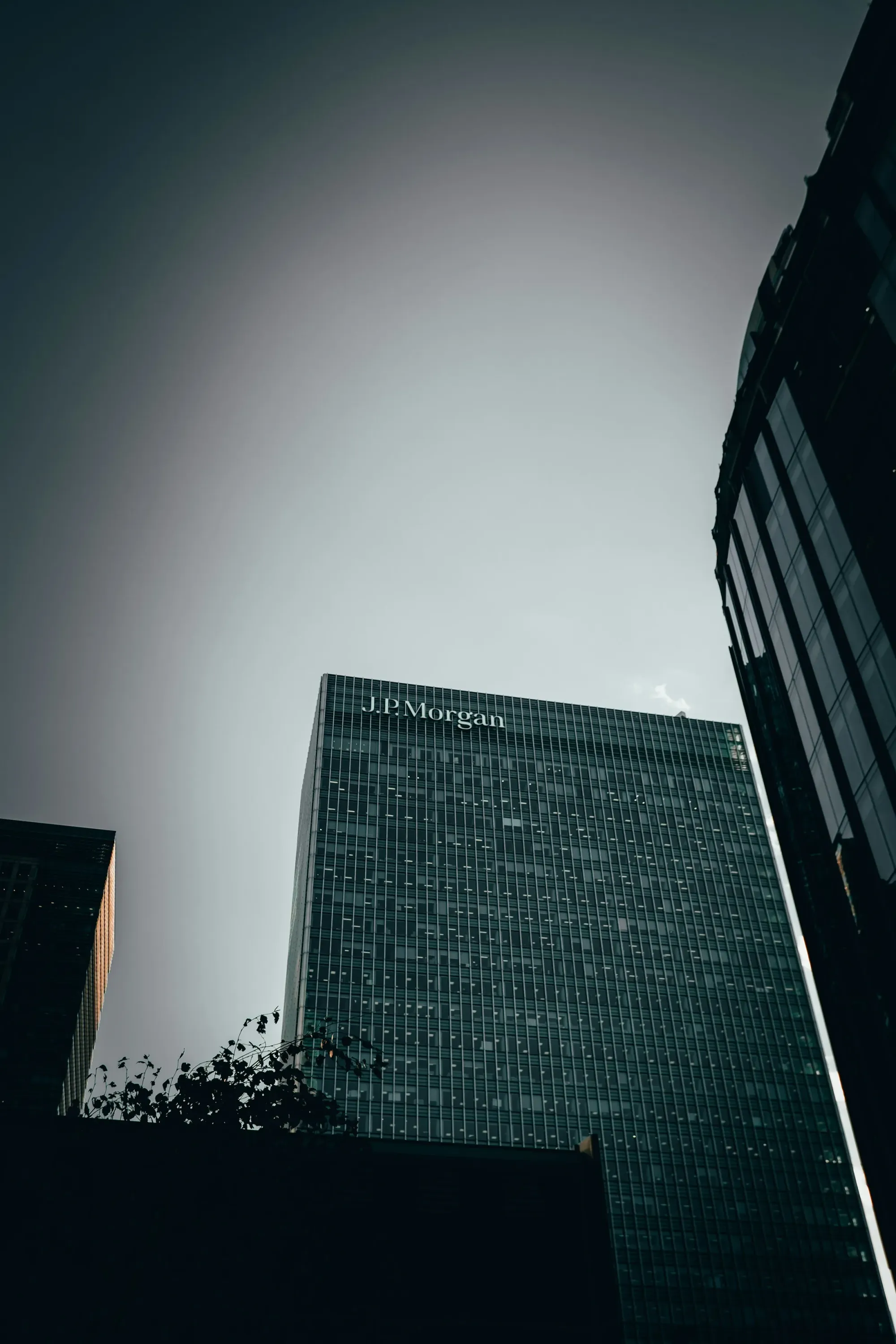 JPMorgan Chase Stock Drops on Higher 2025 Spending Plans