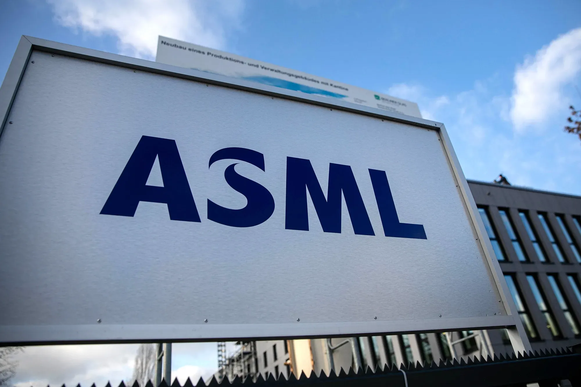 ASML Cuts 1,700 Jobs Despite Record AI-Driven Orders and Growth