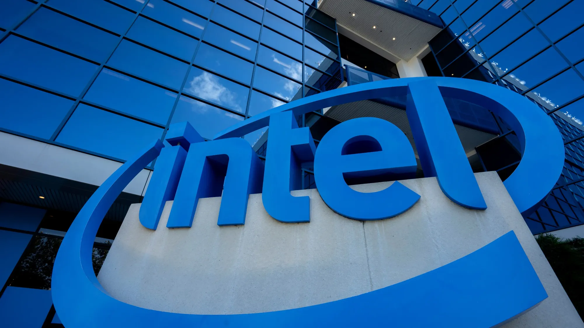 Intel's Q1 Forecast Disappoints as Manufacturing Woes Limit Supply Growth