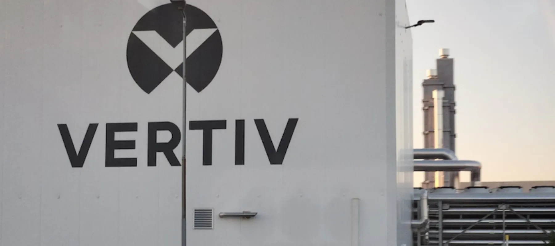 Barclays Turns Bullish on Vertiv: Why the Recent Dip Could Be an Opportunity