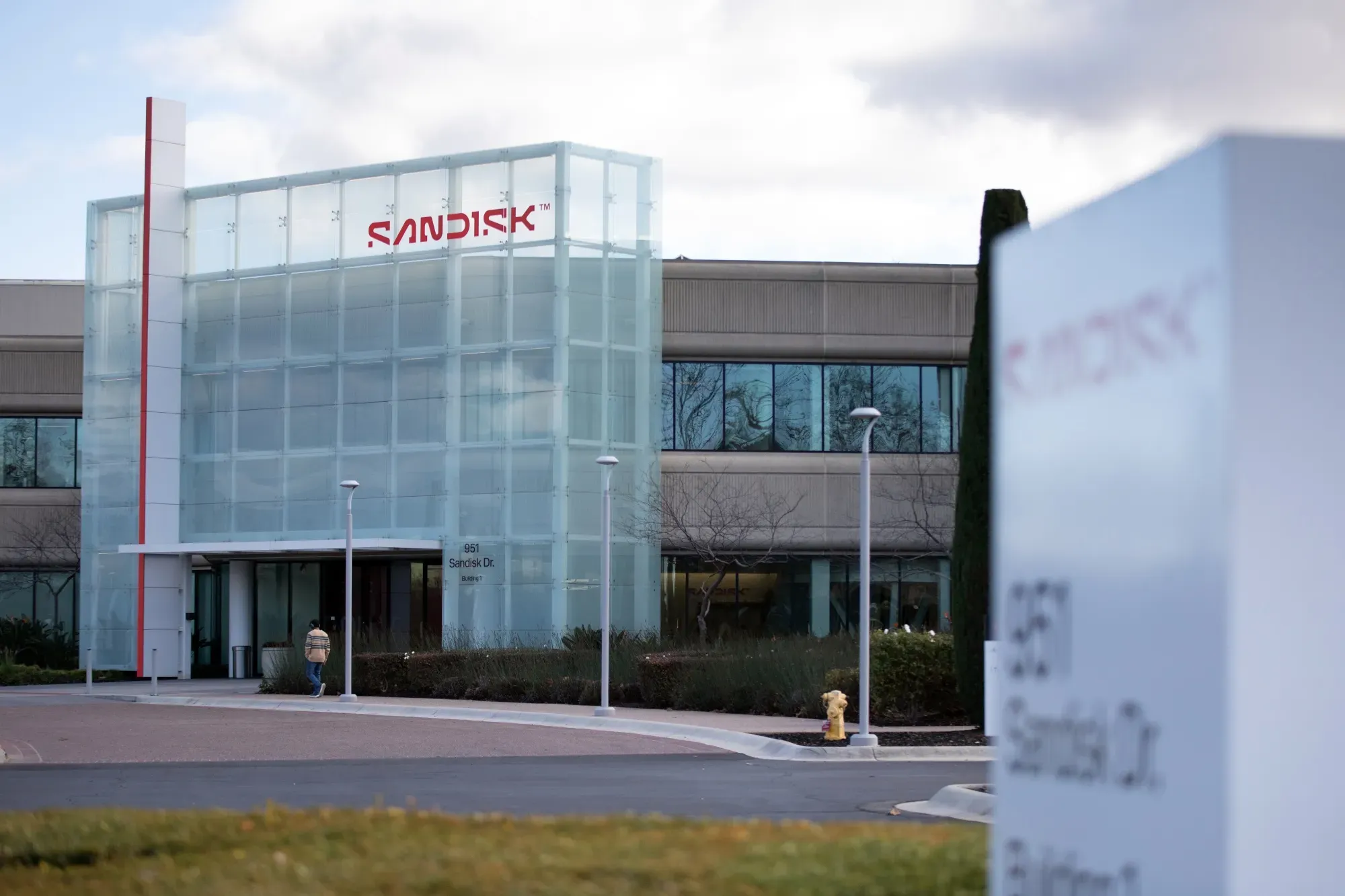 Western Digital Sells $3B Sandisk Stake at Discount to Cut Debt