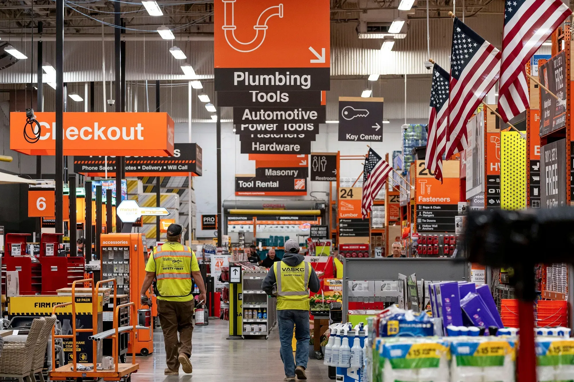 Home Depot Beats Expectations as Pro Customers Keep the Lights On