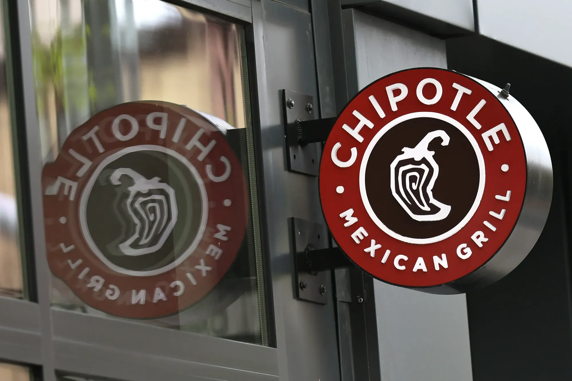 Chipotle's 2026 Sales Forecast Falls Short as Budget-Conscious Diners Cut Back