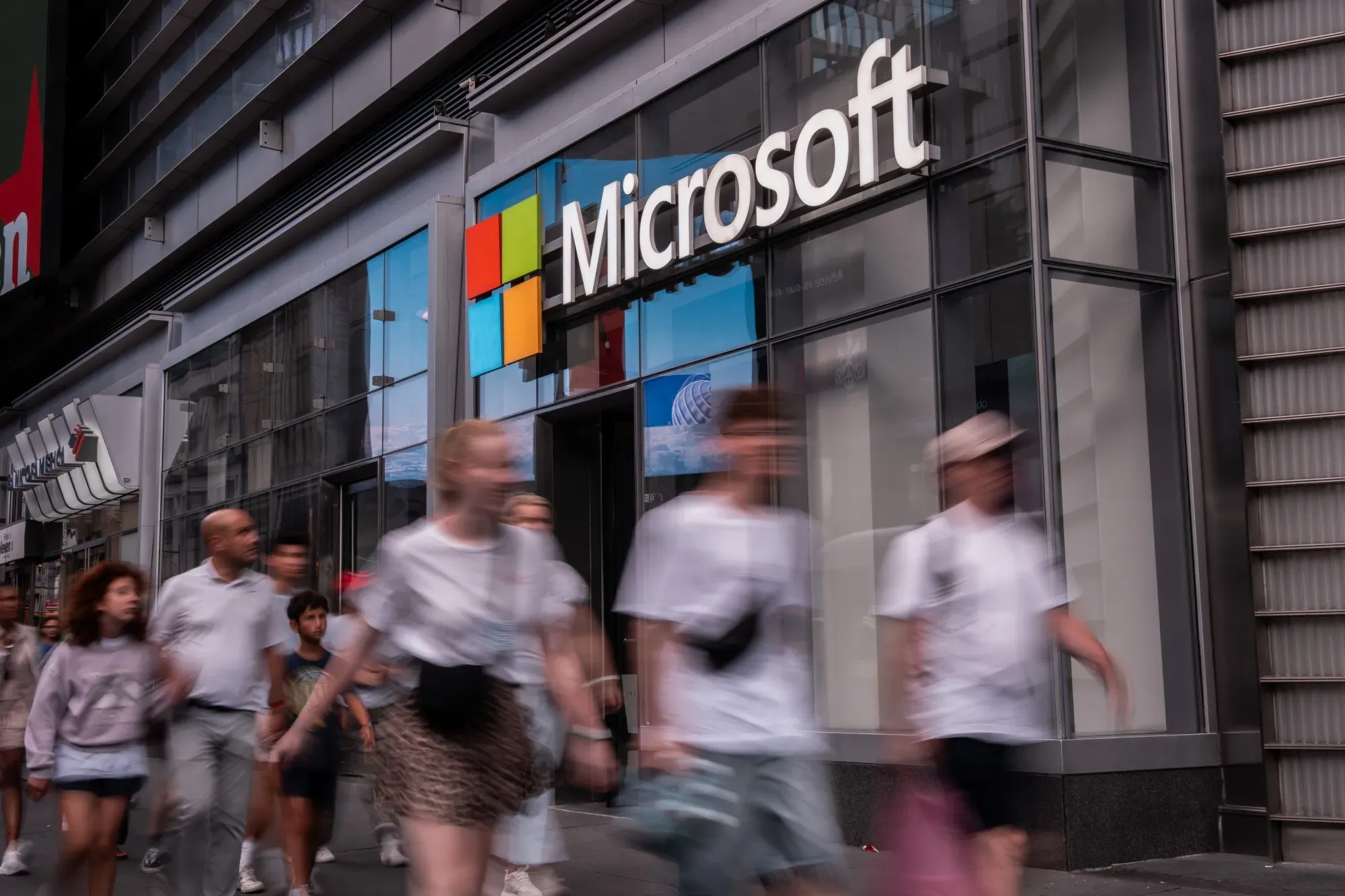 Stifel Downgrades Microsoft to Hold as Azure Growth Concerns Rise