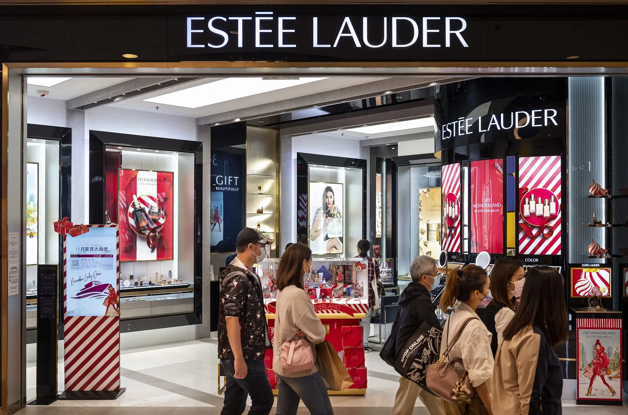 Estée Lauder Raises Profit Outlook Amid Turnaround, But Shares Drop on Tariff Concerns