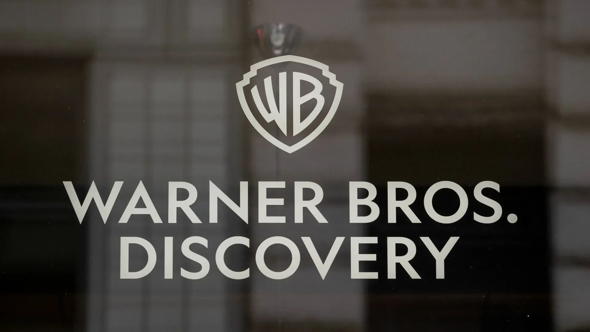 Paramount's Midnight Deadline: Will $32/Share Outbid Netflix for Warner Bros. Discovery?