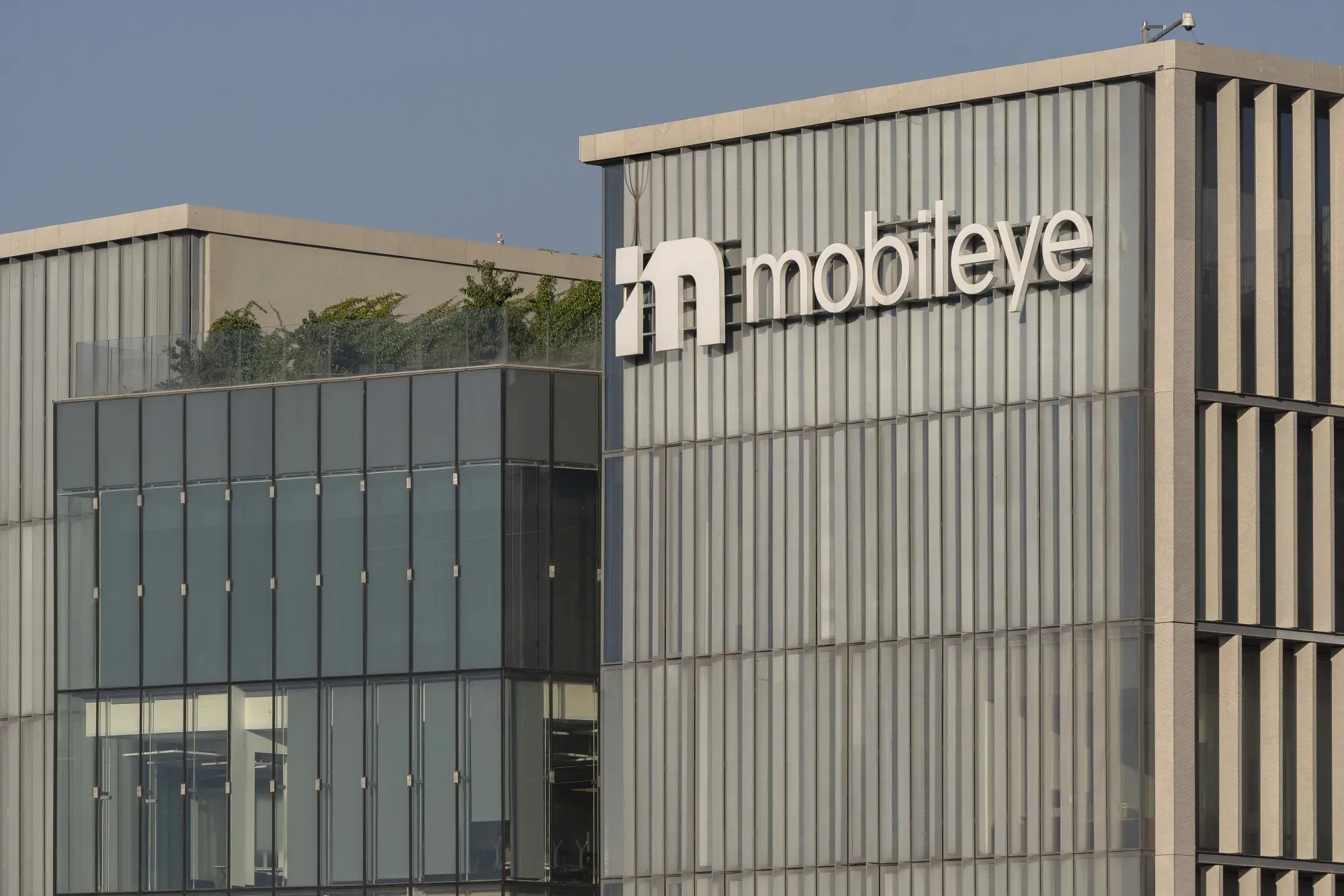 Mobileye Scores Huge Deal with Top U.S. Automaker for Smart Driver Safety Tech