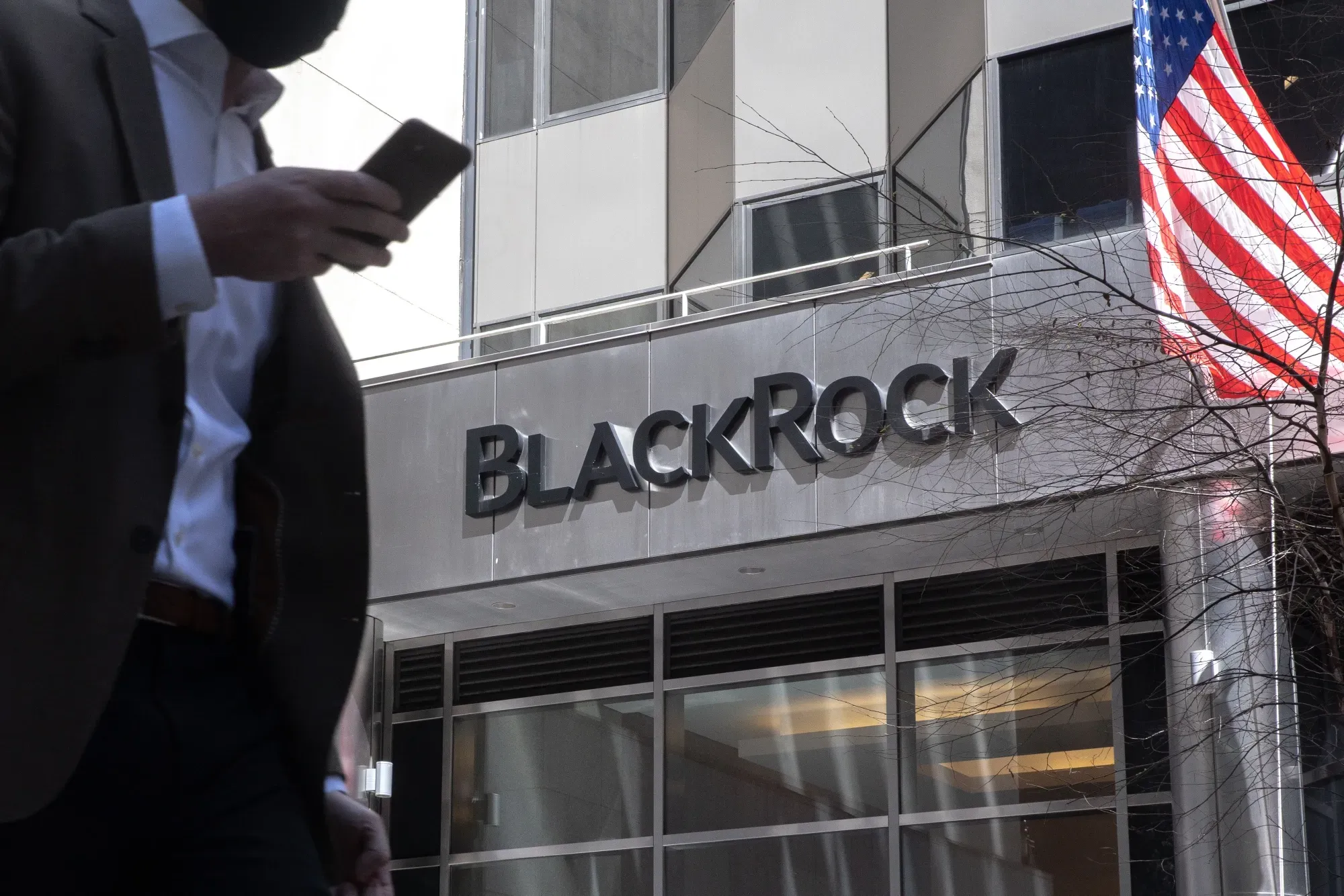 BlackRock Caps Withdrawals at $26B Private Credit Fund as Investors Rush for the Exit