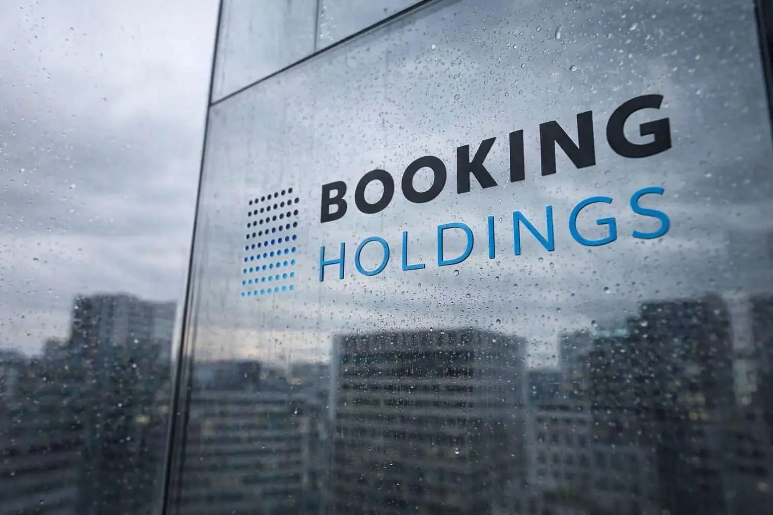 Mizuho Ditches Airbnb for Booking Holdings as OpenAI Drops ChatGPT Checkout Plans