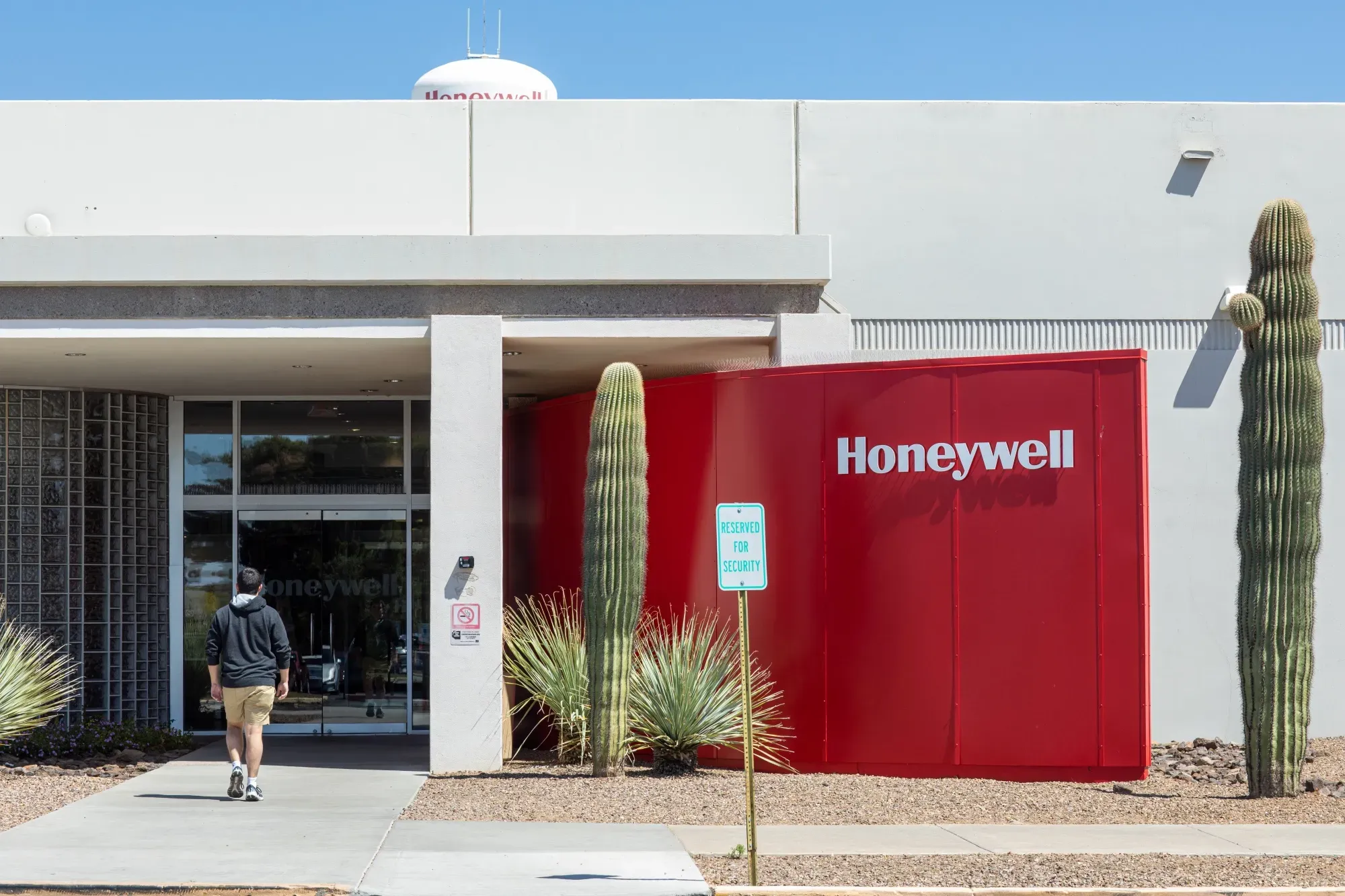 Honeywell Beats Q1 EPS but Warns on Q2 Revenue Amid Aerospace Spin-Off Progress