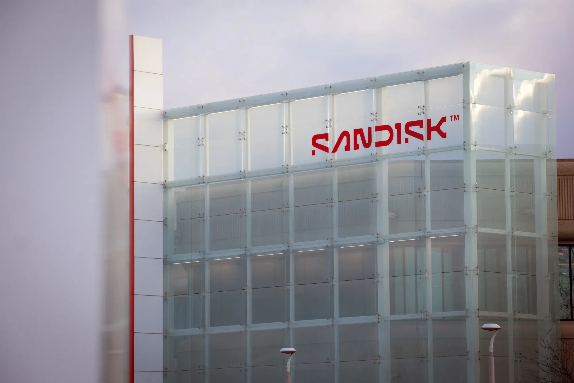 Bernstein Sets $1,250 Price Target on SanDisk Amid NAND Price Surge