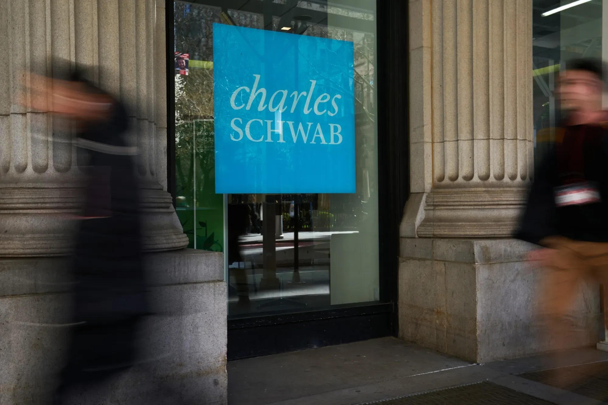 Strongest Quarter Yet: Schwab Smashes Records and Goes All-In on Crypto as Shares Dip