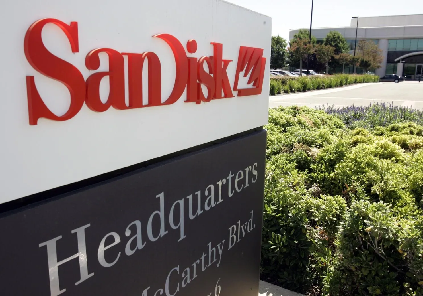 SanDisk Shares Jump as Analyst Predicts $2,600 Price Target