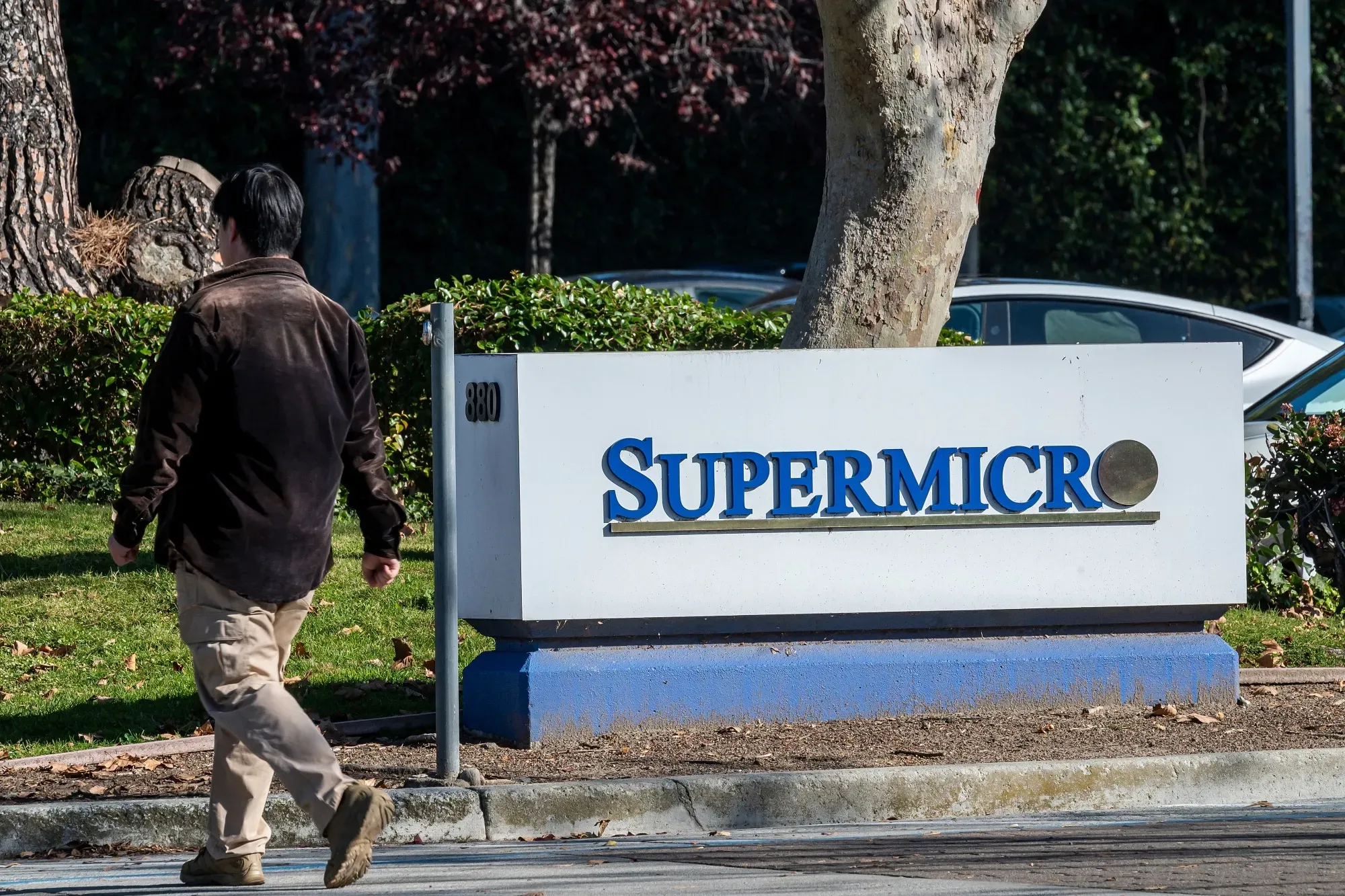 Super Micro Shares Rocket After Beating Wall Street on Q4 Outlook