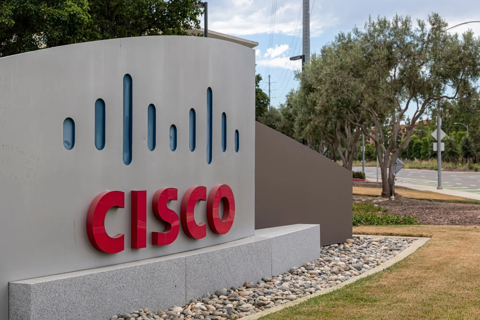 Cisco Beats Q3 Estimates and Boosts 2026 Guidance