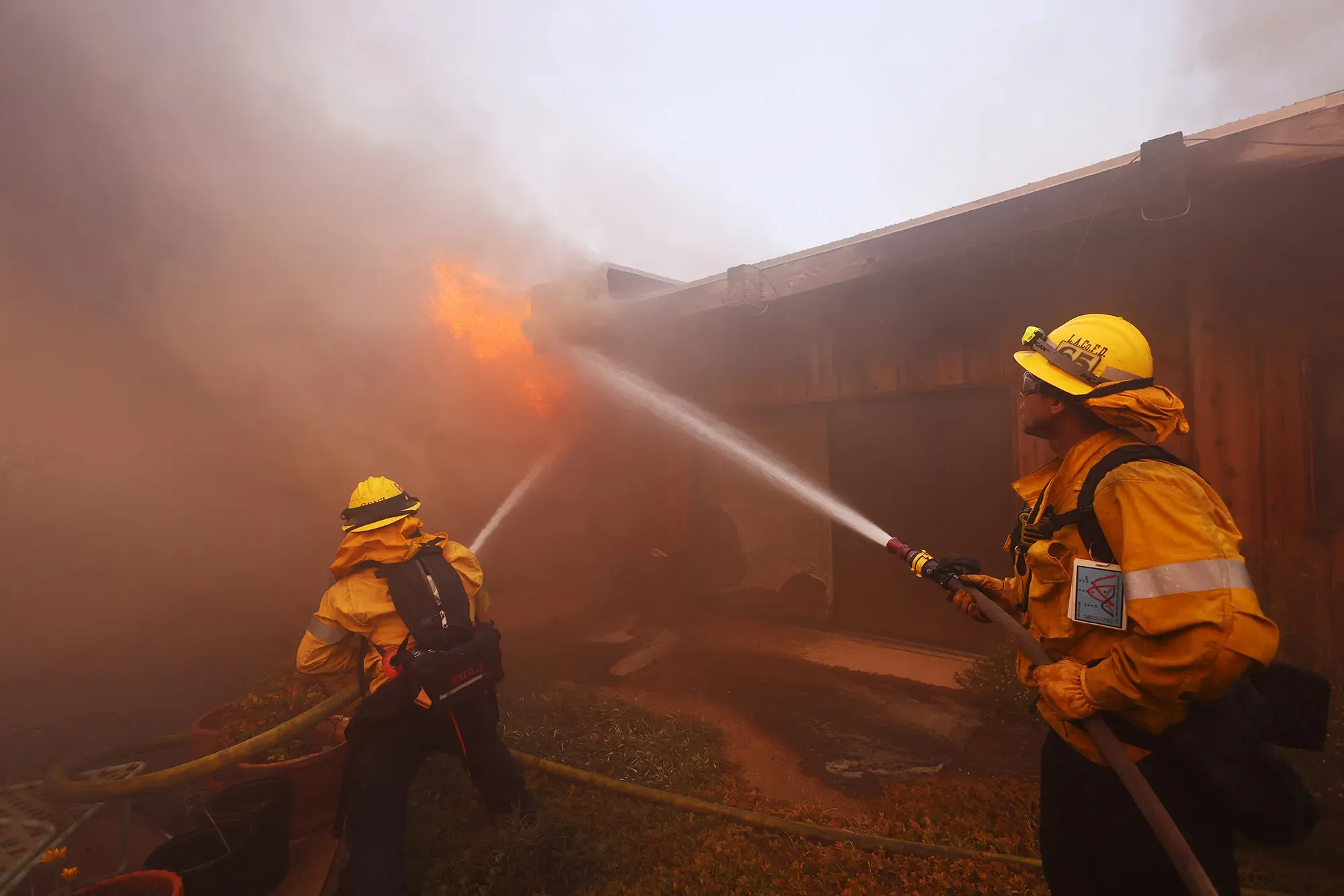 Sandy Fire in Simi Valley: Homes Burn, Evacuations Ordered – What It Means for EIX Stock
