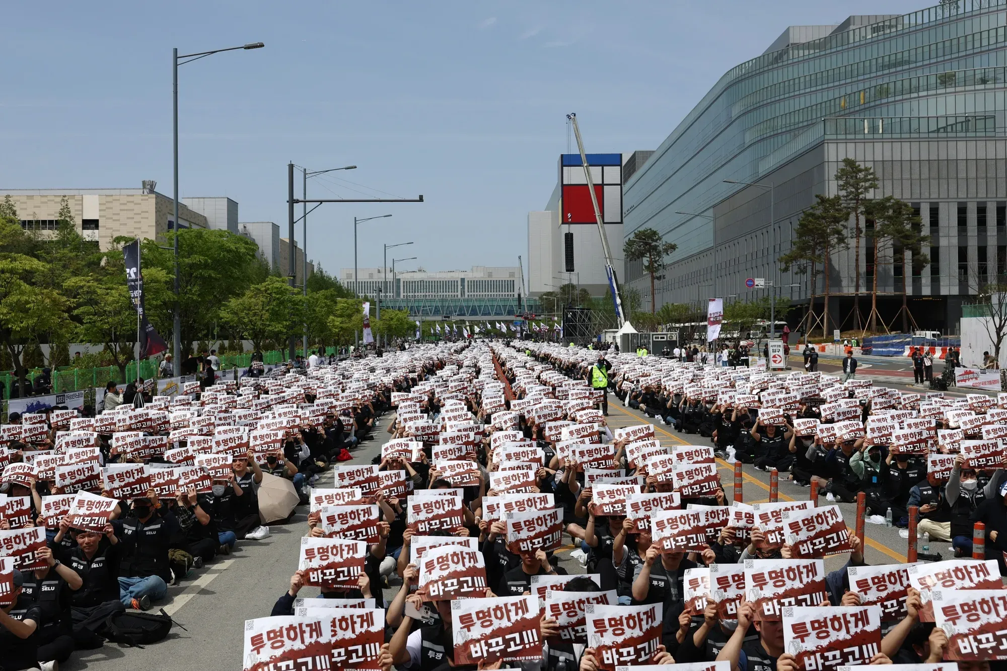 Samsung Workers Set for Major Strike Over Bonuses – What It Means for Micron Stock