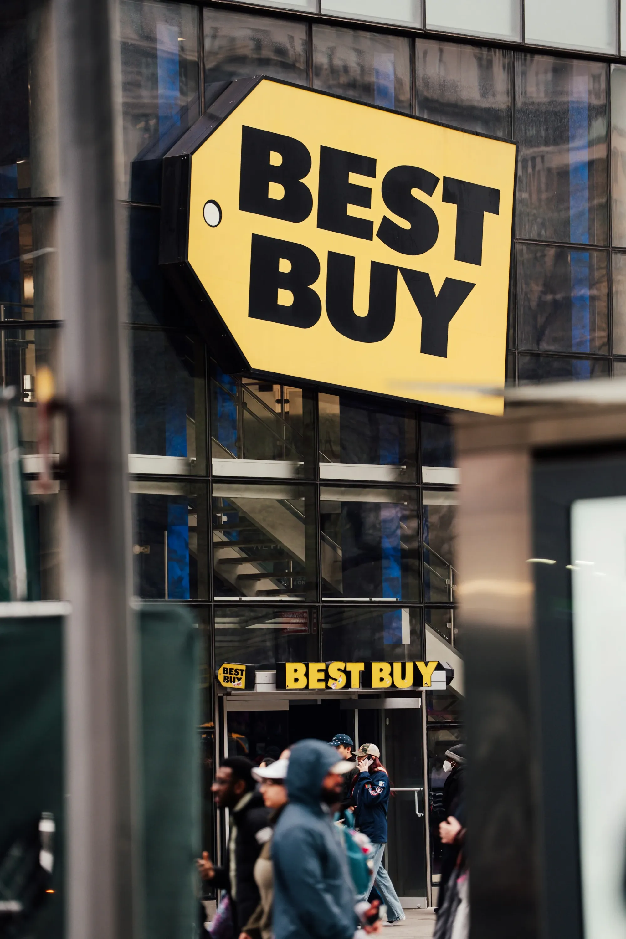 Best Buy Q1 2027 Earnings Beat: Gaming & Tech Drive 2% Sales Growth 