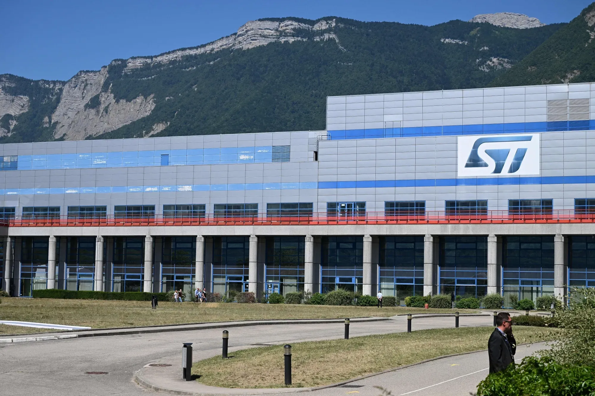 STMicroelectronics Raises Data Center Forecast to $1 Billion in 2026