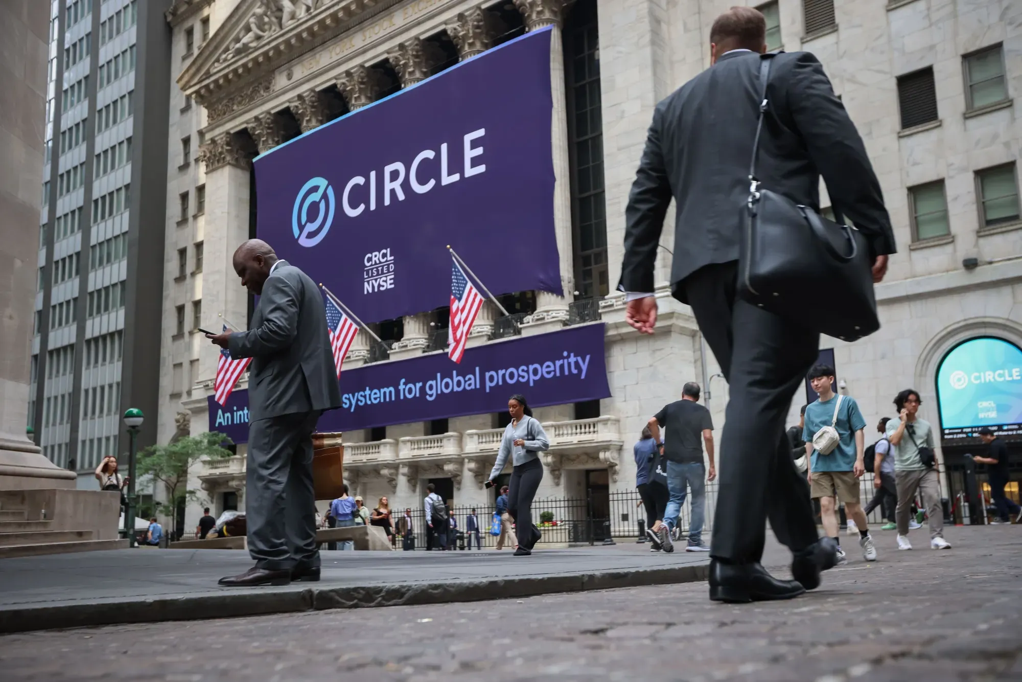 Circle Shares Drop as Coinbase Eyes Huge New Stablecoin Platform Backed by Stripe, Visa & Mastercard