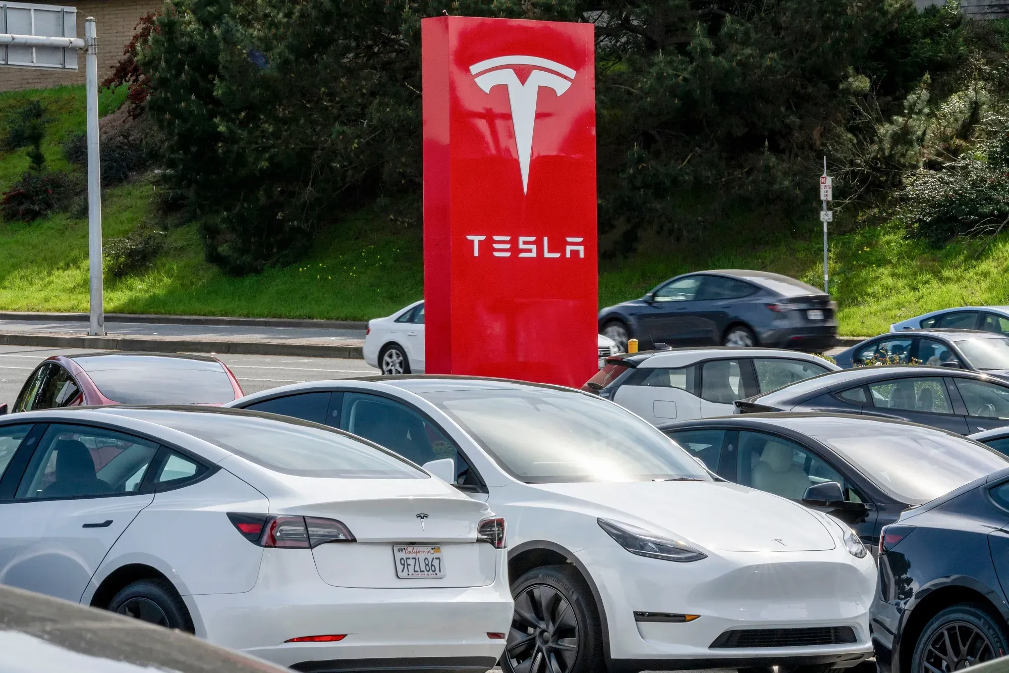 JPMorgan Capitulates on Tesla – Now Betting Big on Physical AI & Robots