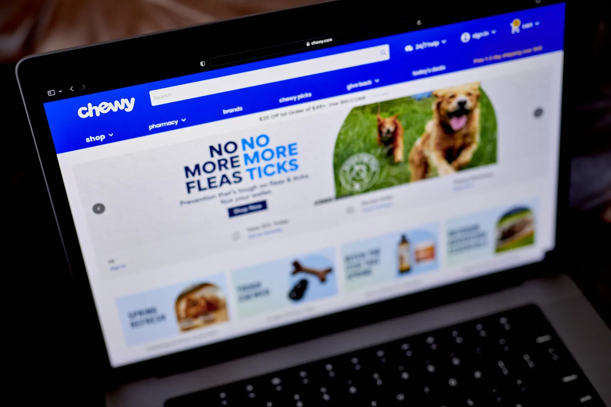 Chewy Q1 2026: Solid Beat, Customer Growth, Yet Lowered Guidance Sparks Caution