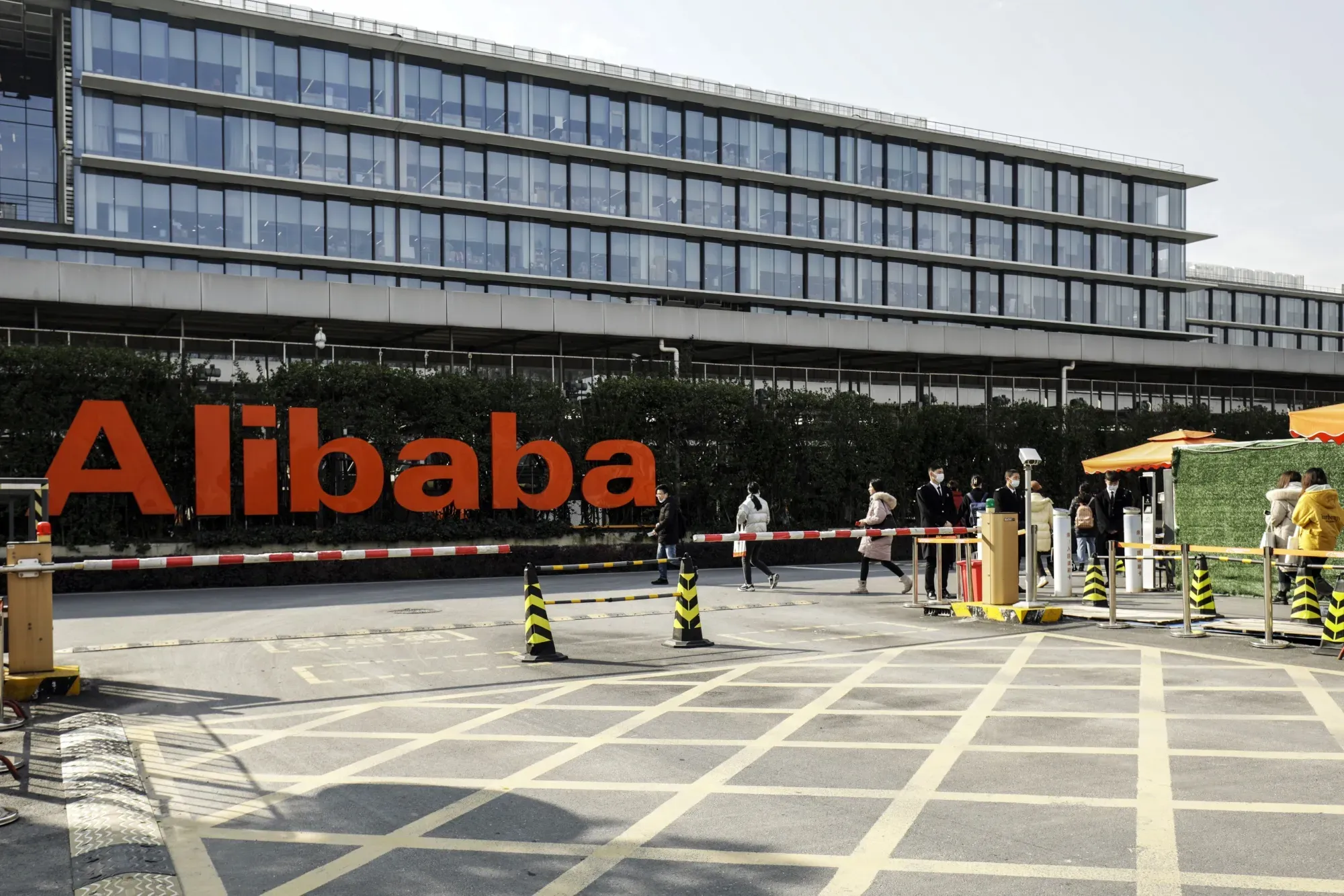 China’s Instant Grocery Battle Intensifies as Alibaba Bids $1.5 Billion for Pupu