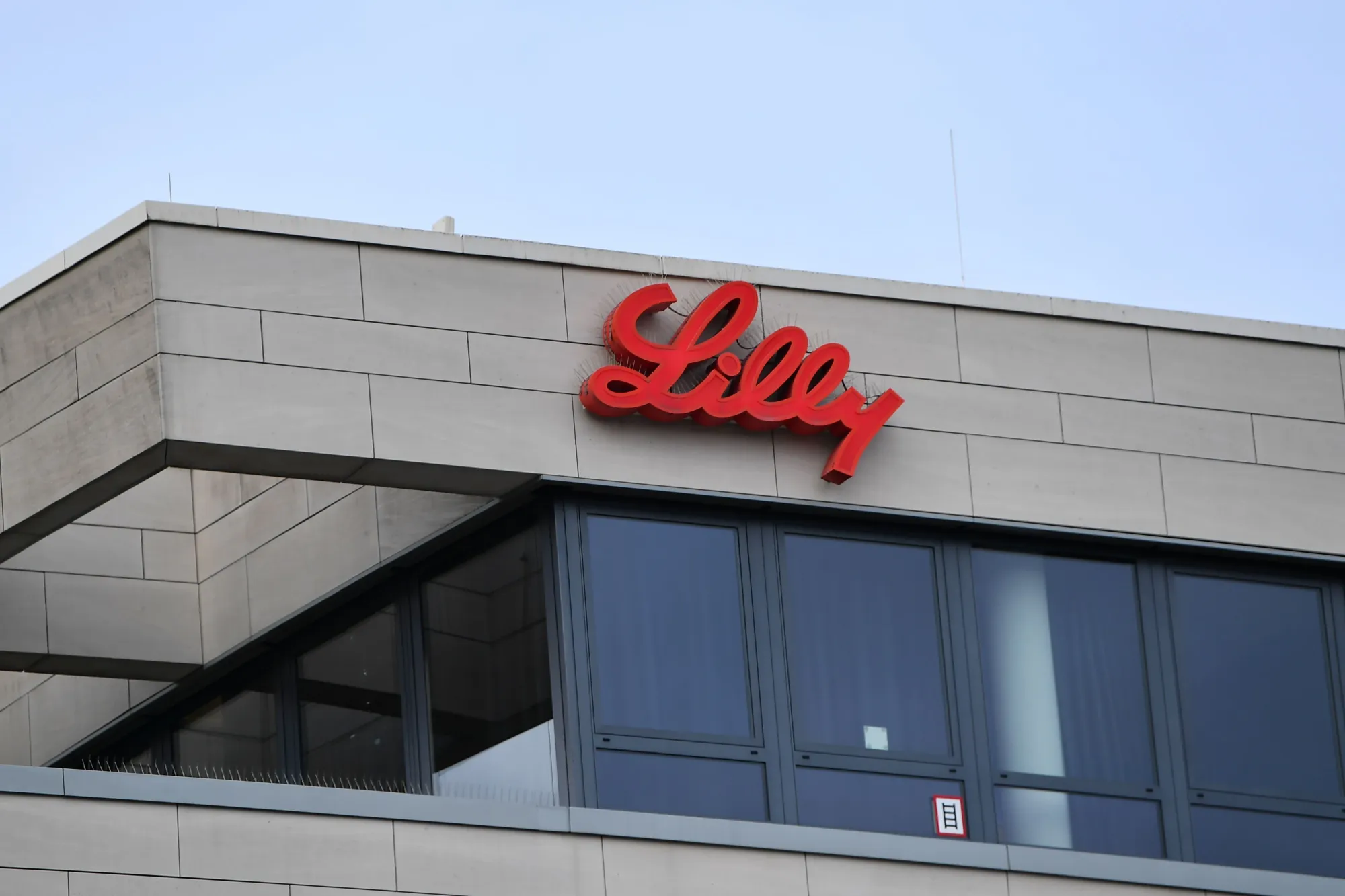 Eli Lilly Stock Surges as Retatrutide Delivers 28% Weight Loss and Major Relief for Sleep Apnea & Knee Pain