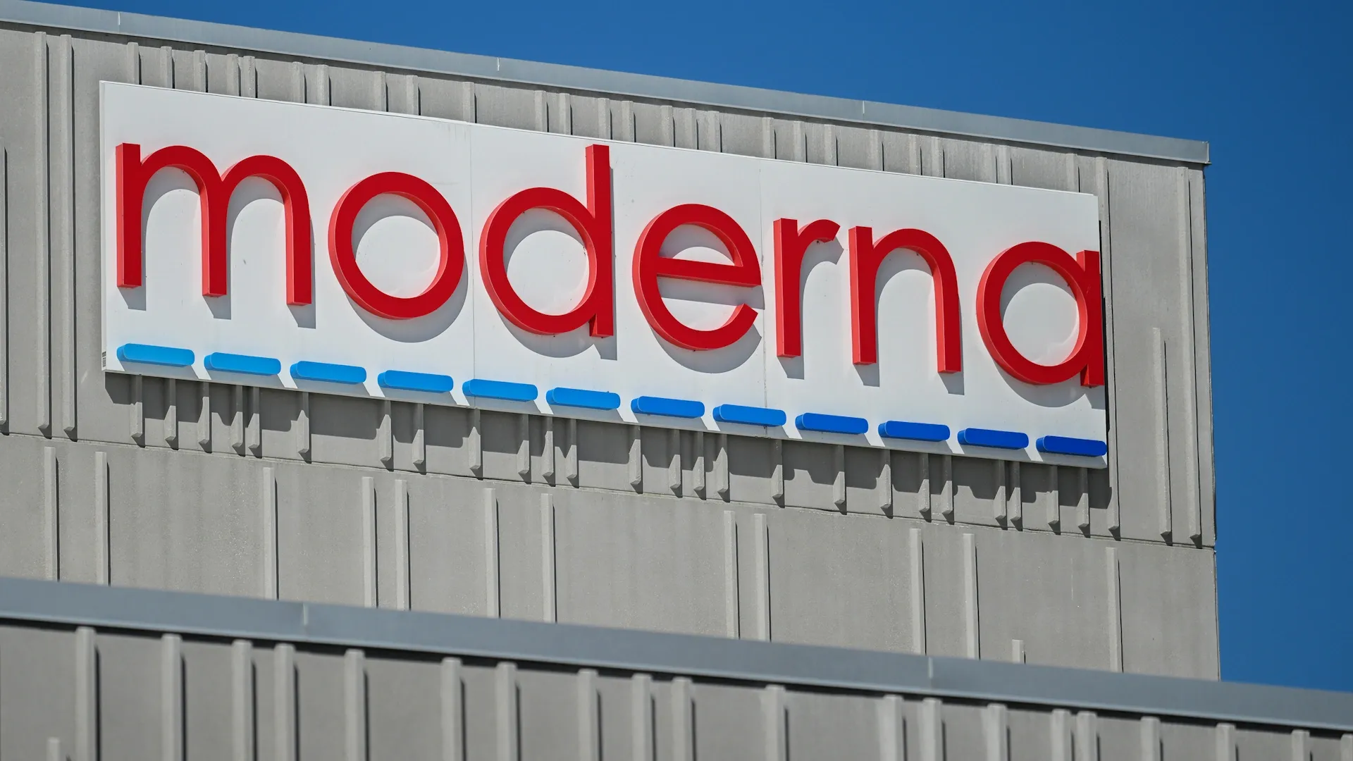 Moderna Beats Revenue Estimates on Strong COVID Sales, but Shares Drop on Norovirus Setback