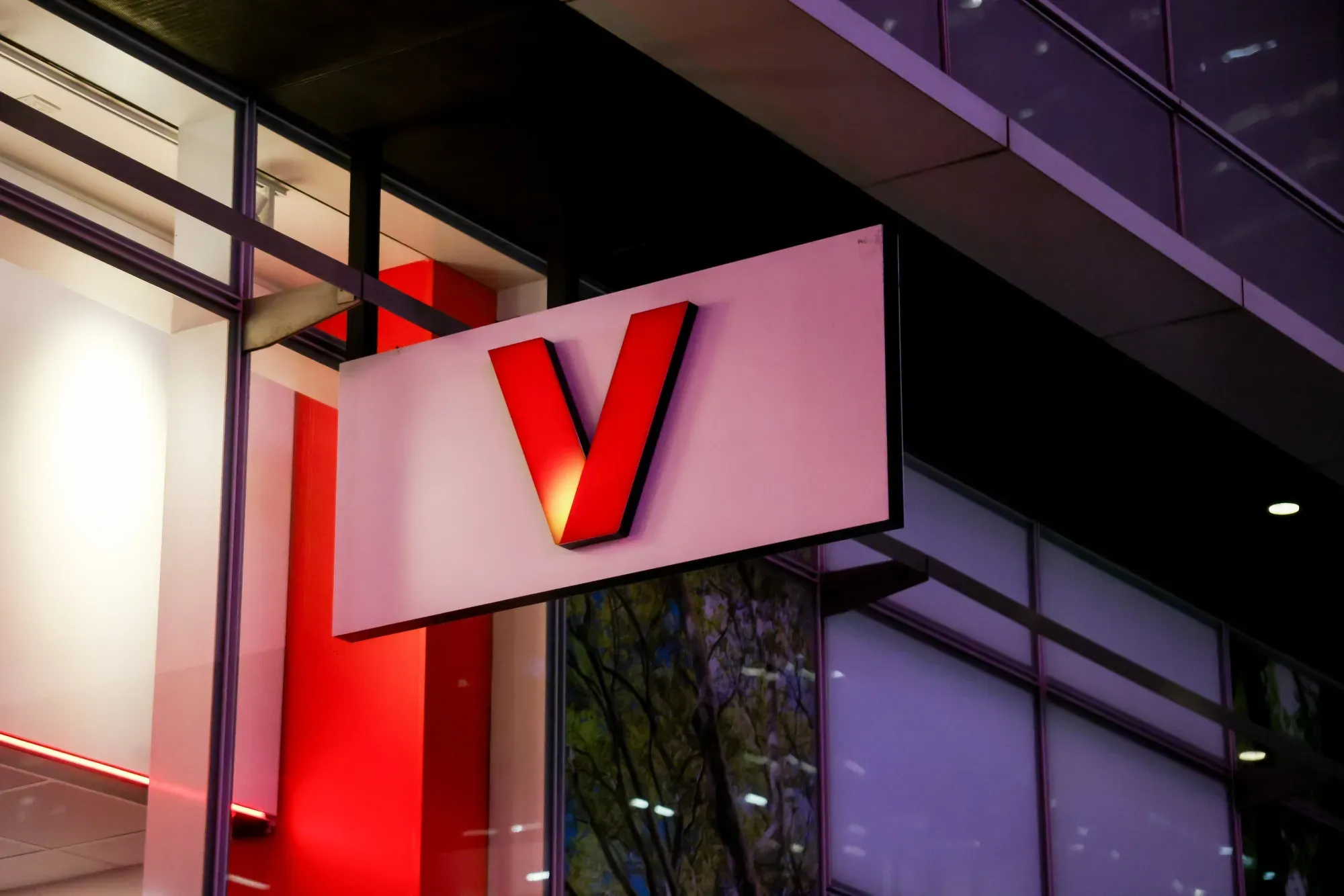 Strong Subscriber Growth Helps Verizon Raise Forecasts Even as Revenue and Profit Slip