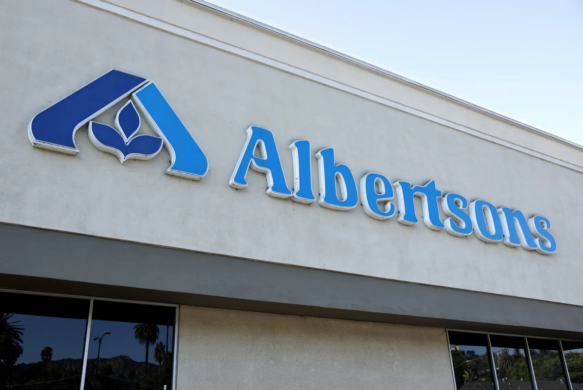 Analysts Slash Albertsons Ratings as Shoppers Turn Cautious