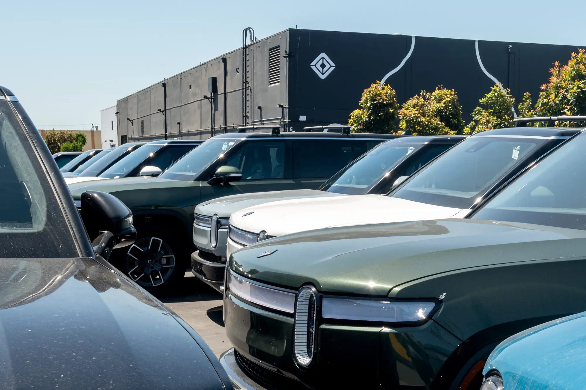 Piper Sandler Upgrades Rivian to Overweight on Smooth R2 Launch and Stronger Demand