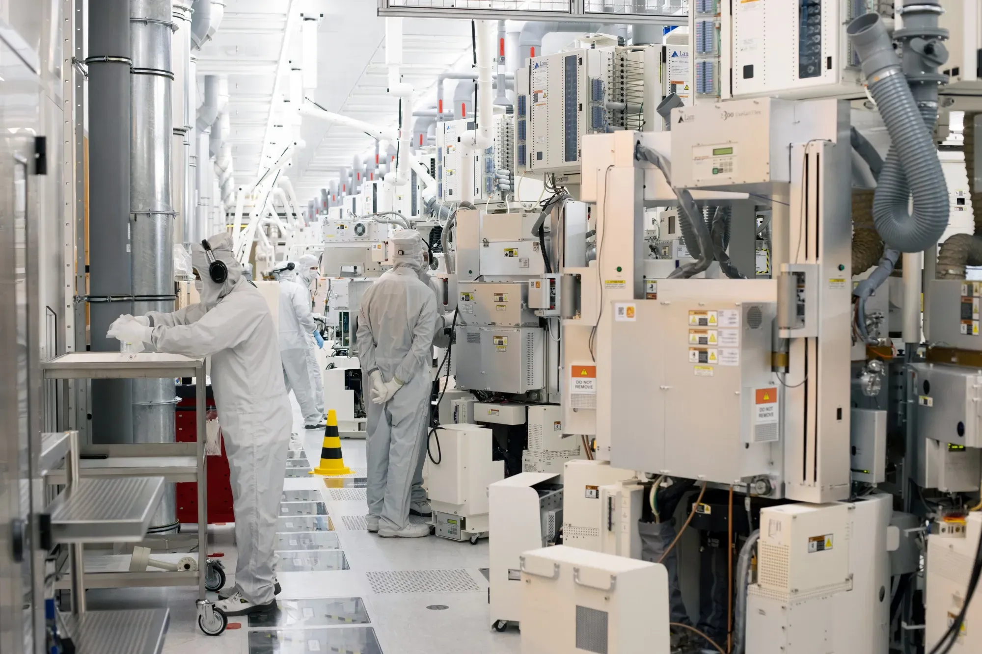 US Awards GlobalFoundries $300 Million to Build Faster, More Efficient AI Chip Links