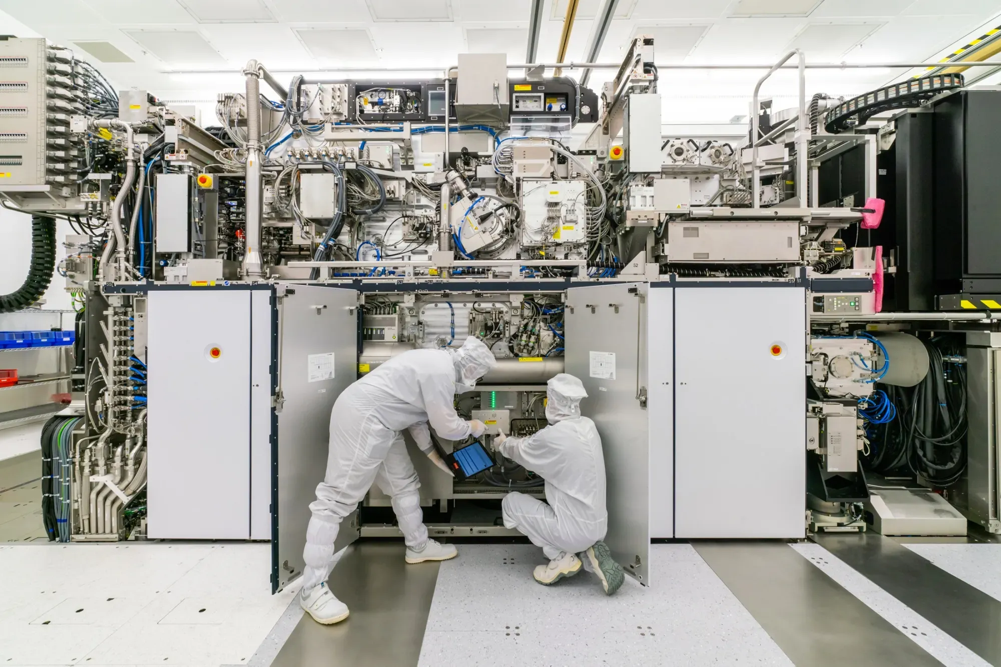 ASML Boosts 2026 Outlook Again as AI Chip Boom Drives Record Orders
