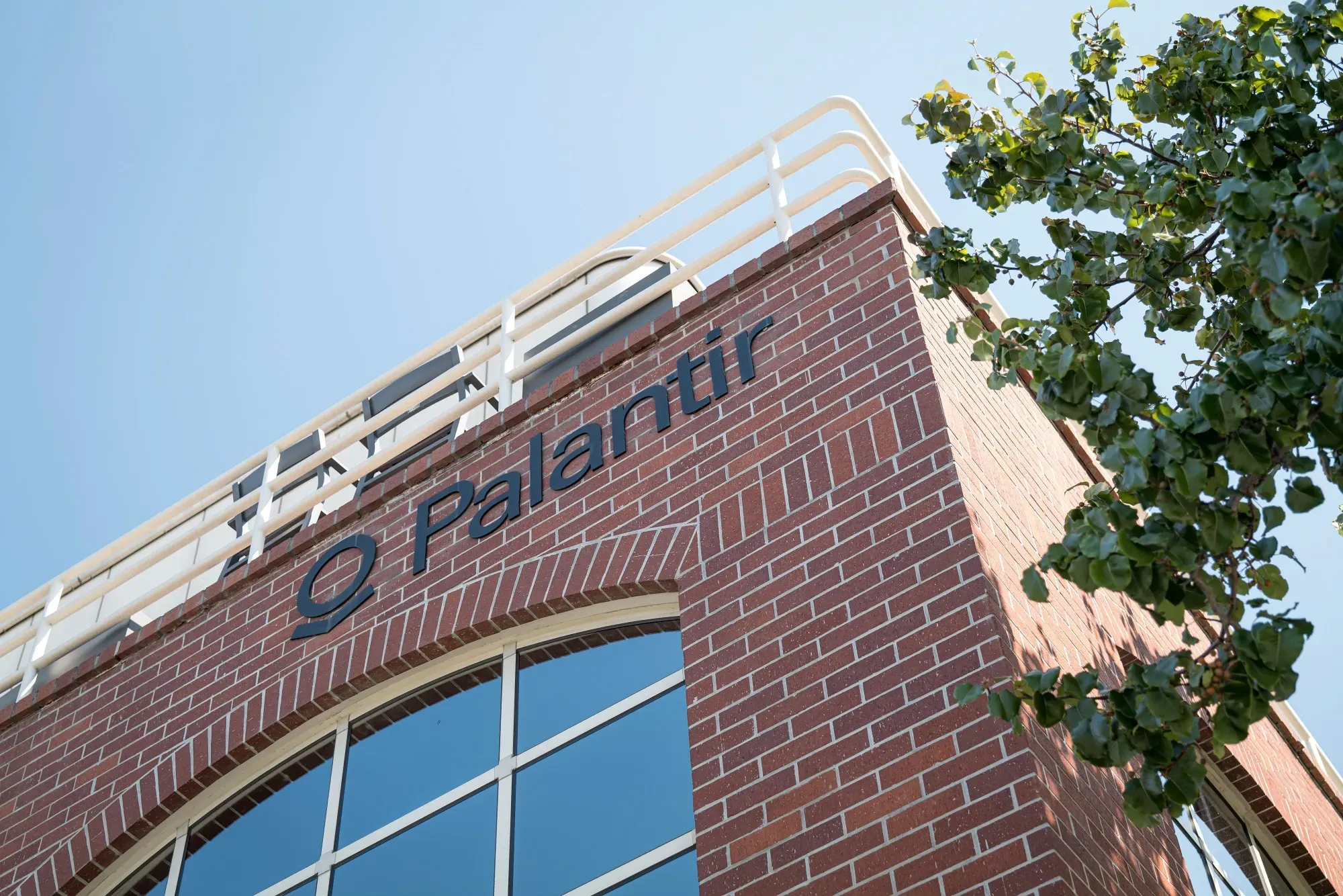 DA Davidson Upgrades Palantir to Buy, Sees 34% Upside as AI Orchestration Demand Accelerates