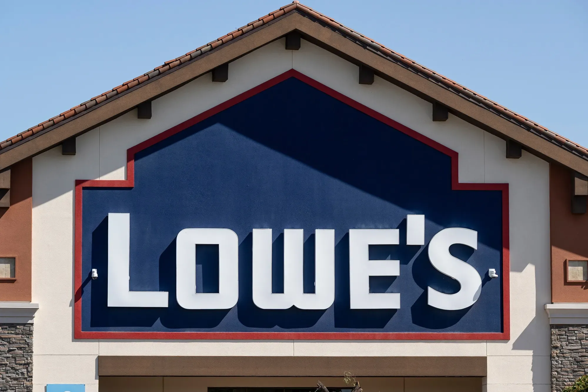 Lowe’s Cuts 2026 Sales Outlook as Shoppers Delay Big Renovations  