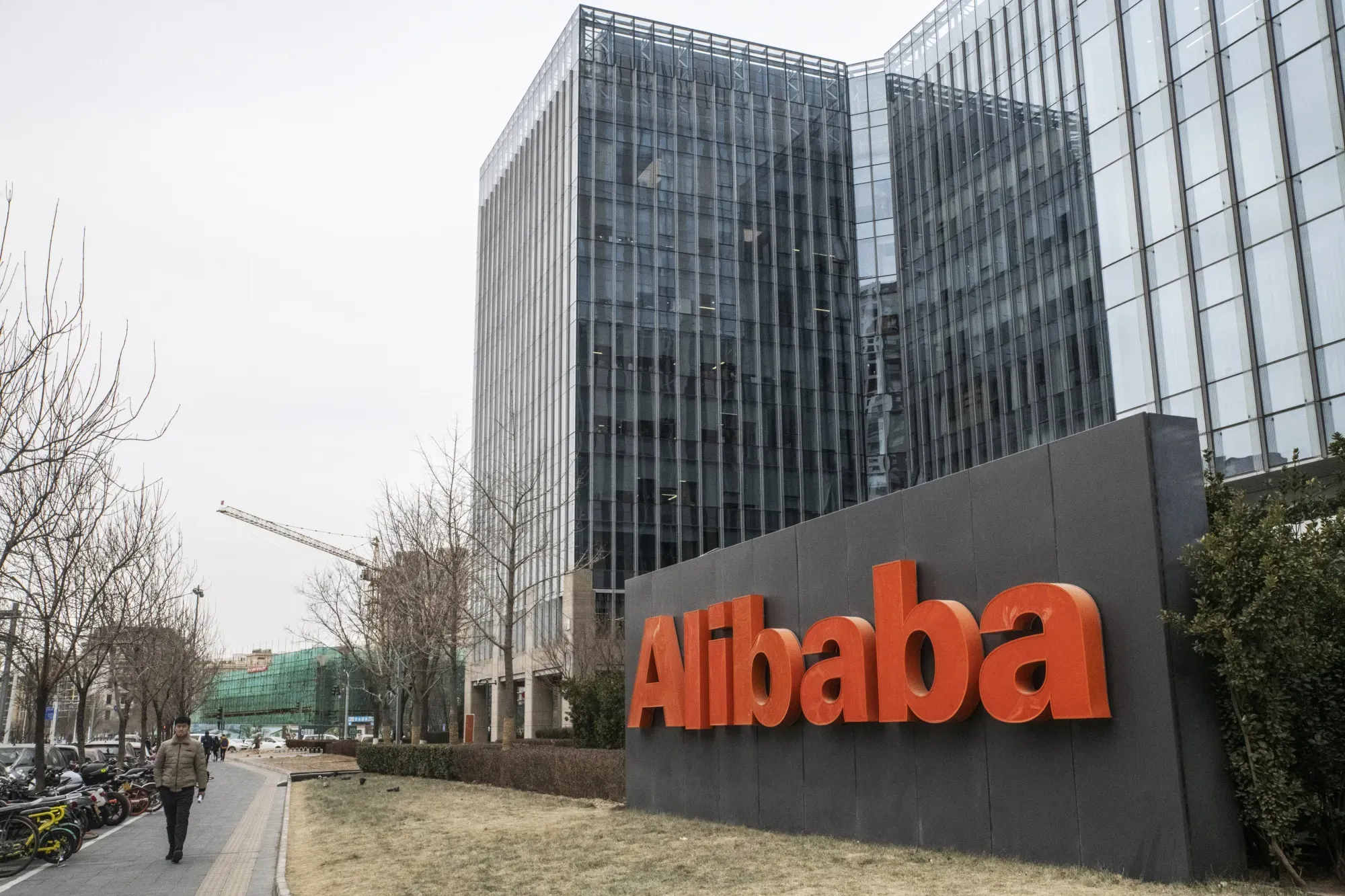 Alibaba Shares Plunge After $10.2 Billion AI Fundraising at Steep Discount
