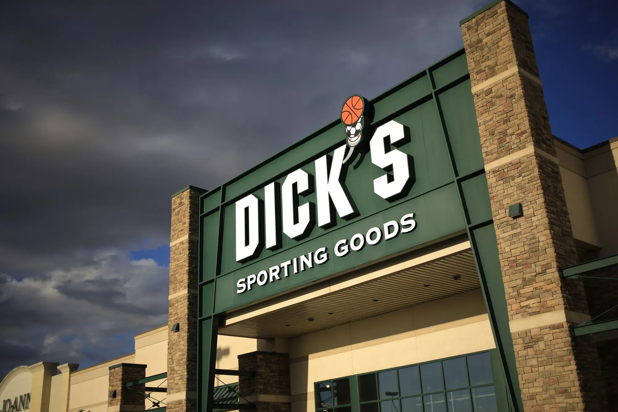 Dick’s Sporting Goods Shares Plunge After Cutting Full-Year Outlook on Weak Athletic Demand