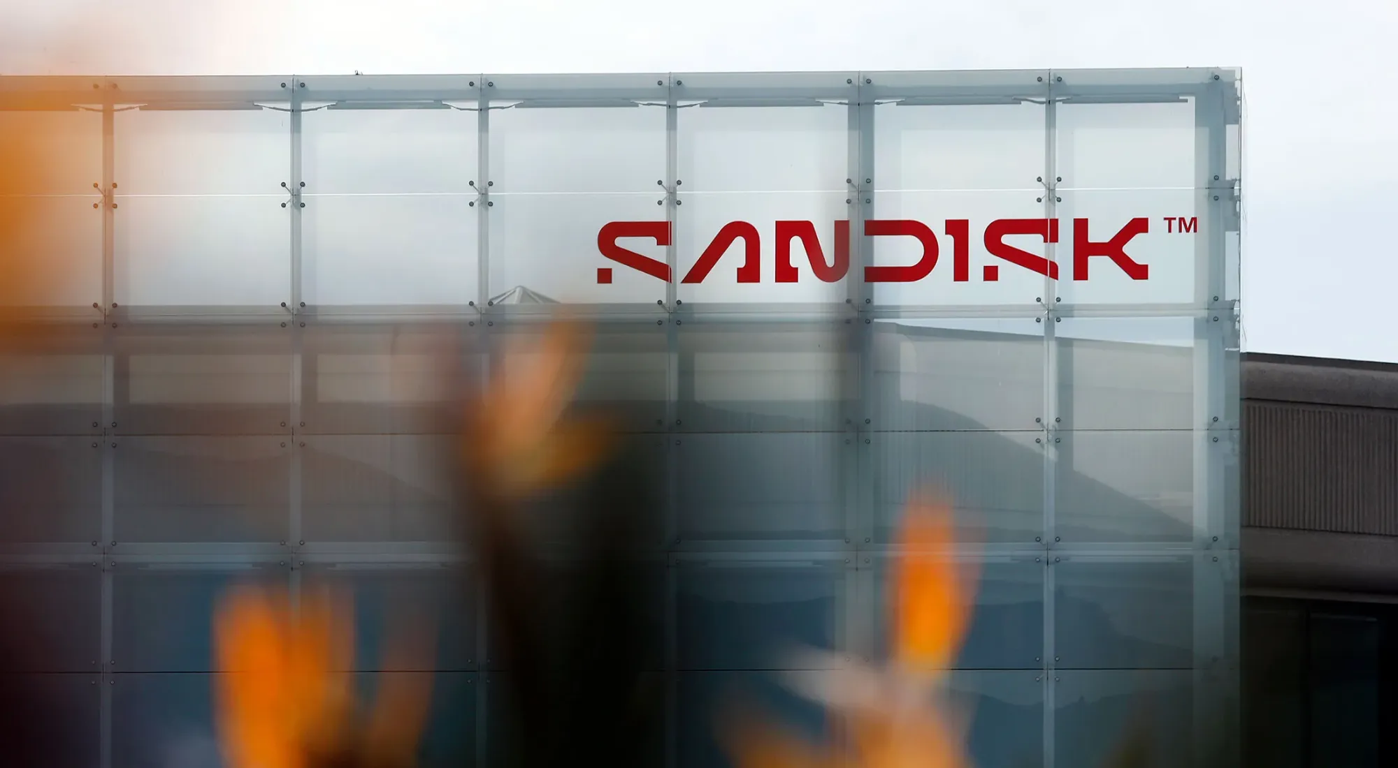 Sell-the-News Hit: SNDK and WDC Drop After Strong Beats and Solid Guidance